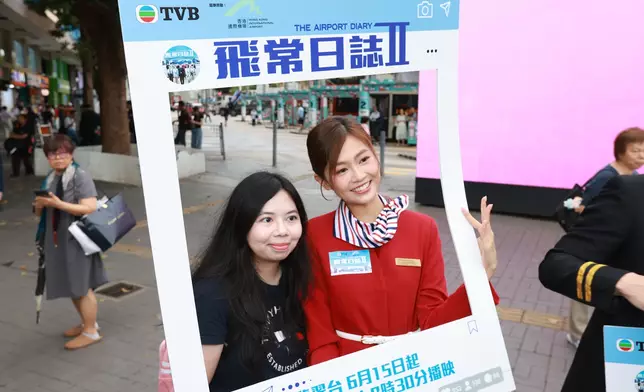 市民紛紛排隊影合照。