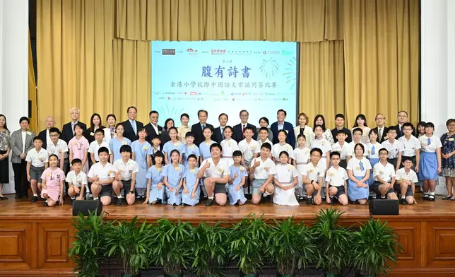 灼見名家主席潘燊昌、社長文灼非，香港大學校長張翔，代表教育界的立法會議員鄧飛、教育局代表何燕萍，比賽顧問代表、贊助機構代表，4間決賽學校校長及代表學生總決賽前合照。