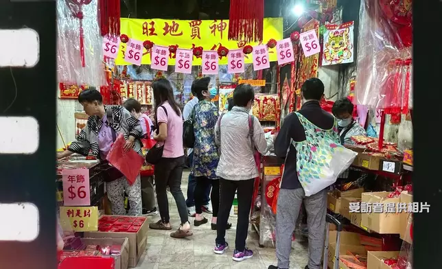 當年火燒紙紮鋪，幸得街坊幫助支持賣晒啲貨，成功捱過難關。