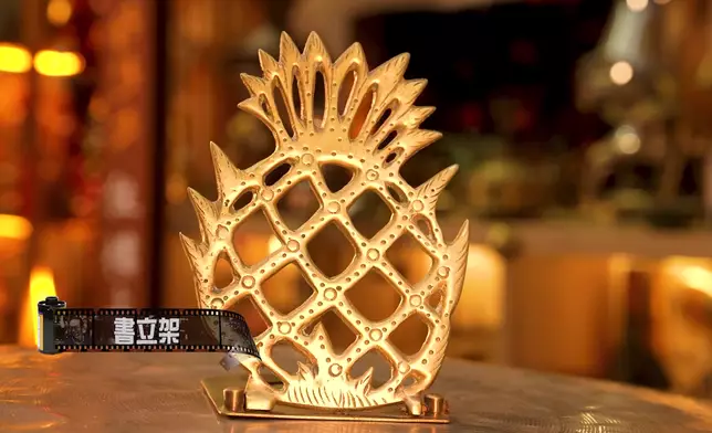 銅器小店唯一一件刻有「Made in Hong Kong」嘅「書立架」，十分珍貴。
