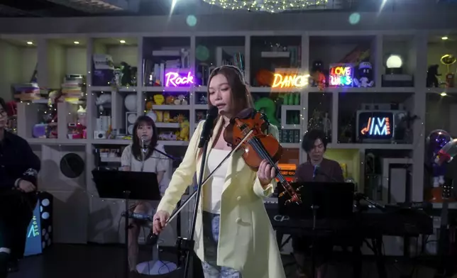 Janees演繹兩首歌曲，唱得好好聽。