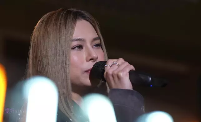 「實力天后」Gin Lee演唱新歌《你快樂嗎》。