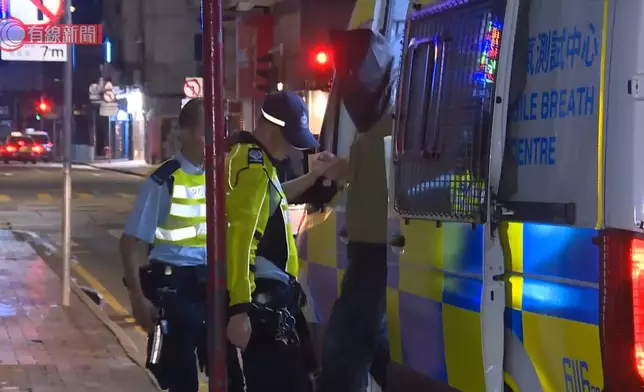 凌晨3時許，警方在銅鑼灣耀華街及勿地臣街交界截查一輛黑色私家車，29歲姓蔡男司機涉嫌「酒後駕駛」被捕。有線新聞影片截圖