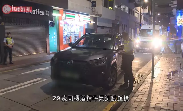 凌晨3時許，警方在銅鑼灣耀華街及勿地臣街交界截查一輛黑色私家車，29歲姓蔡男司機涉嫌「酒後駕駛」被捕。有線新聞影片截圖