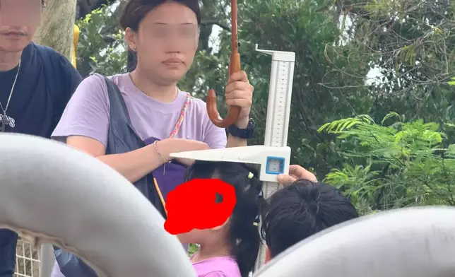 海洋公園職員再次為女童量度身高。threads片段截圖