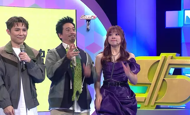唱錢式「掟咪」已經逐步演變成動作場面，作為負責嘅主持，Eric Kwok同Desta真係身手渣啲都唔掂。