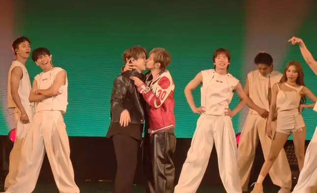 更上演一幕「世紀大互咀」。