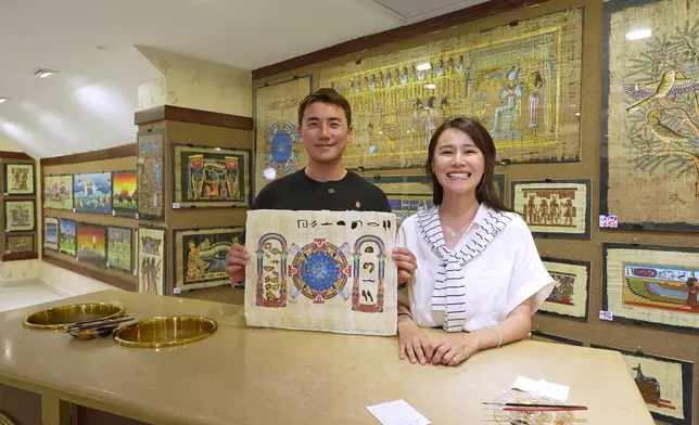 就算好簡單嘅「紙莎草」體驗，佢兩個都可以「鬧交」嘅，真係撈亂骨頭。