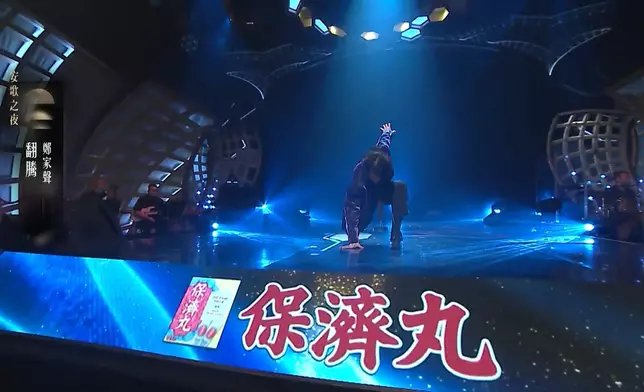 家聲跳起轉圈再華麗落地，全場掌聲雷動。