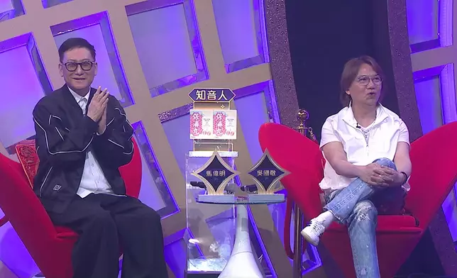 家聲再次示範「跪地拗腰彈起身」，許志安欣賞不已，吳國敬更睇到O嘴。