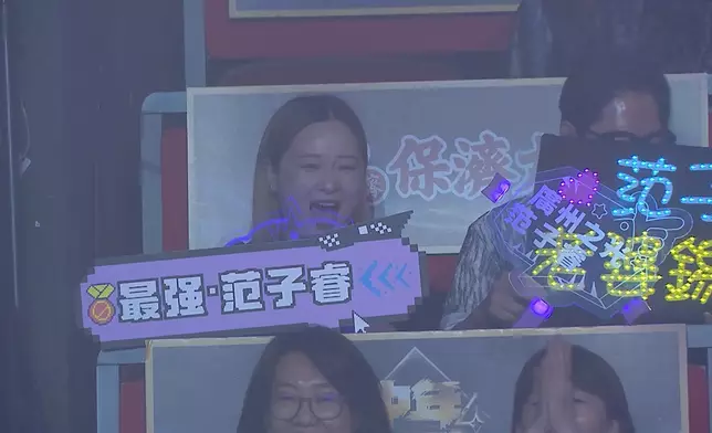 子睿邊唱情歌邊畀心心，老婆勁冧。