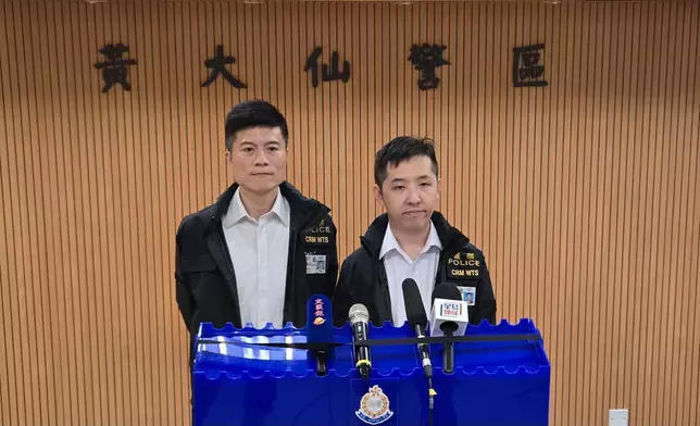 黃大仙警區重案組第二隊主管偵緝督察周俊軒（右）及黃大仙警區刑事情報組主管偵緝督察歐陽盈政。