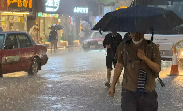 天氣 黃雨。巴士的報記者攝