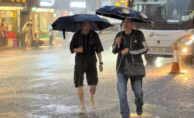 天氣 黃雨。巴士的報記者攝