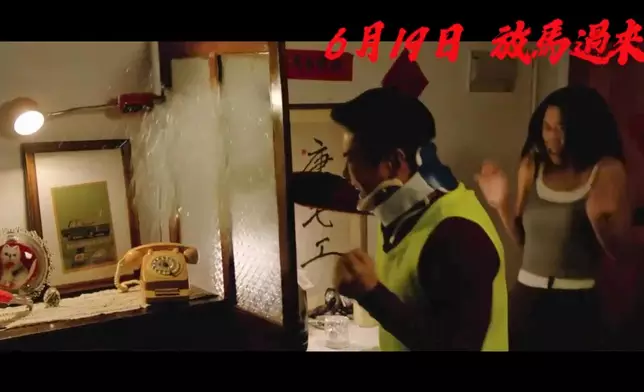 歐瑞偉嚇到彈醒，更勞氣一拳打爆玻璃。
