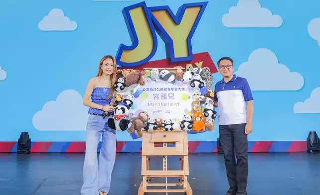 海洋公園公司行政總裁黃嗣輝送上巨型生日卡，標誌合作正式啟動。