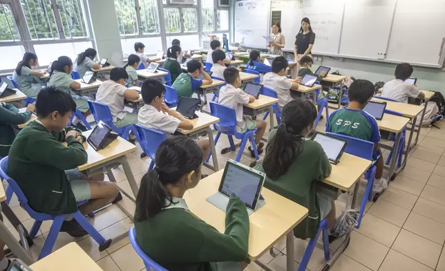 小六學生於英國語文聆聽評估試行e-TSA。香港考試及評核局提供