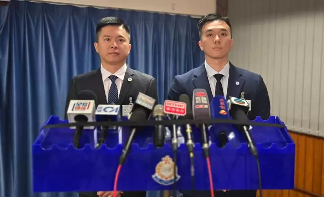 警方油尖警區刑事部署理警司陳熾華（左），及重案組第二隊主管督察曾智皓（右）向傳媒簡報案情。