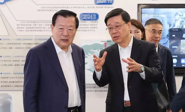 中央港澳工作辦公室主任、國務院港澳事務辦公室主任夏寶龍（左二）在行政長官李家超（左三）陪同下，到新皇崗口岸考察。 政府新聞處圖片