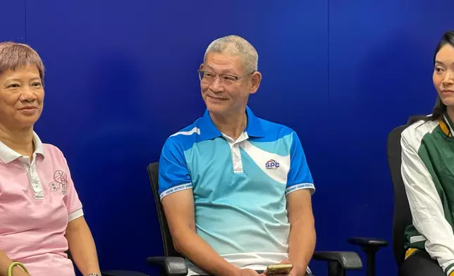 袁兆麟（中）今年66歲，加入耆樂警訊後接觸匹克球運動，考獲香港匹克球總會教練資格。巴士的報記者攝