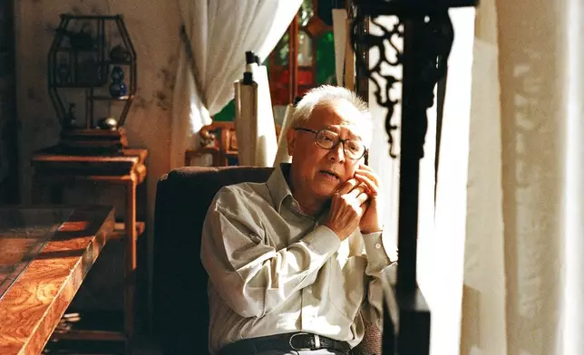 King Sir飾演中學退休校長。