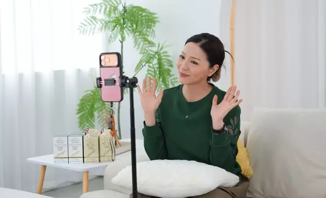 滕麗名保養得宜，所以做直播唔洗用網紅濾鏡。