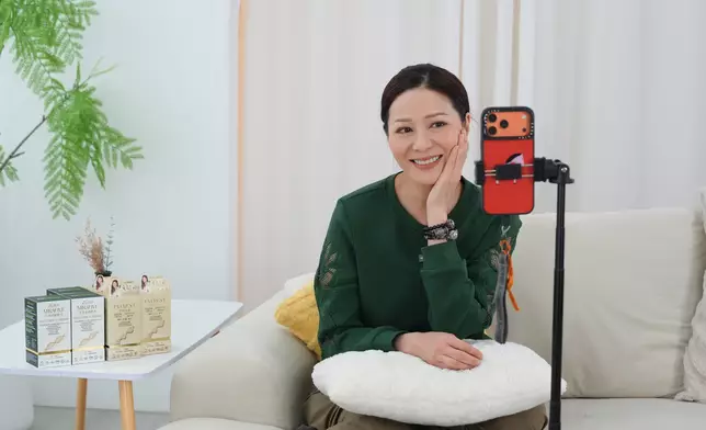 滕麗名保持容光煥發，和大家分享逆齡生活哲學。