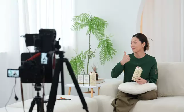 阿滕有好閨蜜幫手，長時間開工依然神彩飛揚。