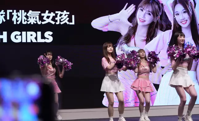 台灣人氣啦啦隊「桃氣女孩」部分成員亦將親臨現場與卡迷互動。