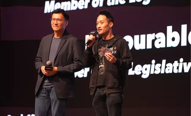 立法會議員邱達根（左）與何敬康（右）出席開幕禮，同場力撐香港憑藉地理優勢與高端消費市場，具備成為亞洲最大潮流文化收藏品交易中心的條件。