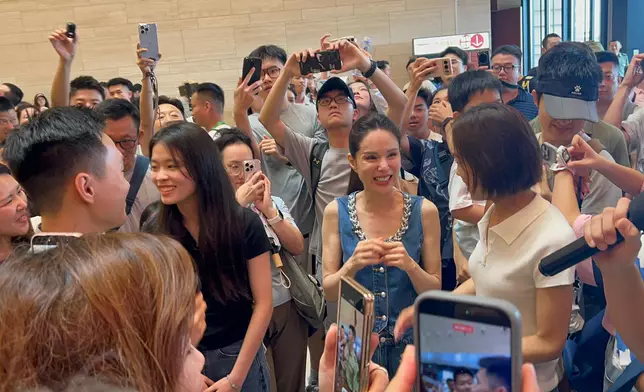 「小龍女」李若彤快閃駐港部隊展覽中心，與市民拍照打卡。巴士的報記者攝