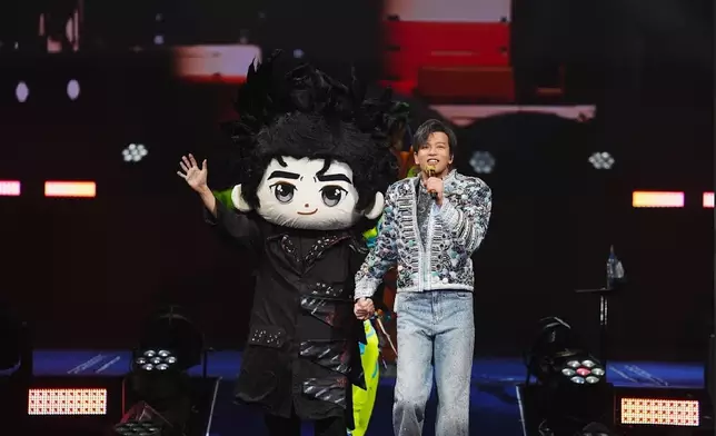 陳曉東的「火爆黑戰士娃娃」從大螢幕跑出來跟他跳舞。