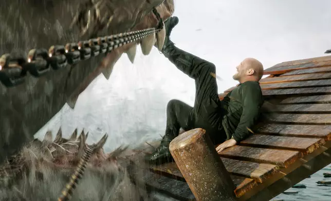 《極悍巨鯊 2：深溝》（圖片提供：Warner Bros. Pictures l HBO Max）
