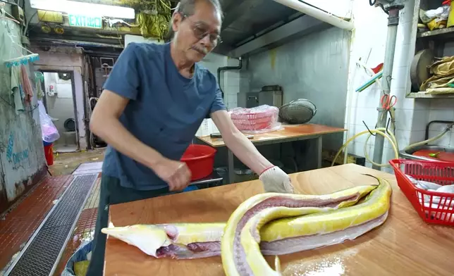 林老闆堅守做好食魚蛋已經超過50年。