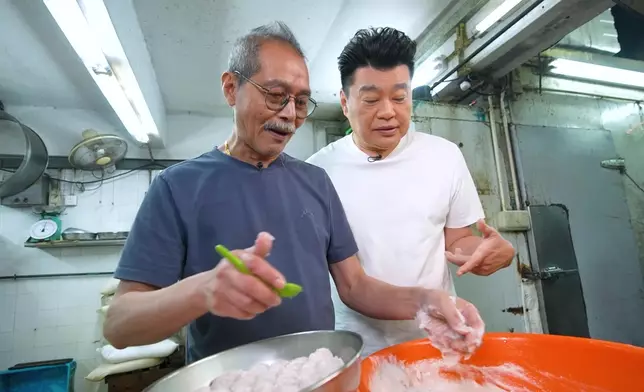 祥師兄體驗手擠魚蛋，凍到嗌救命。