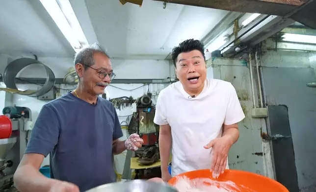 祥師兄體驗手擠魚蛋，凍到嗌救命。