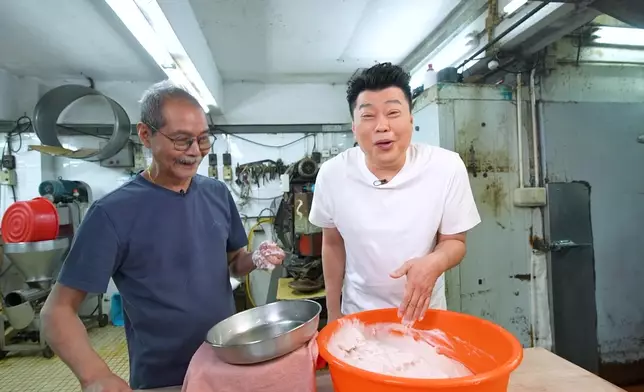 祥師兄體驗手擠魚蛋，凍到嗌救命。
