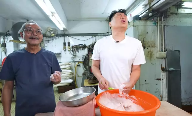 祥師兄體驗手擠魚蛋，凍到嗌救命。
