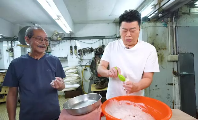 祥師兄體驗手擠魚蛋，凍到嗌救命。