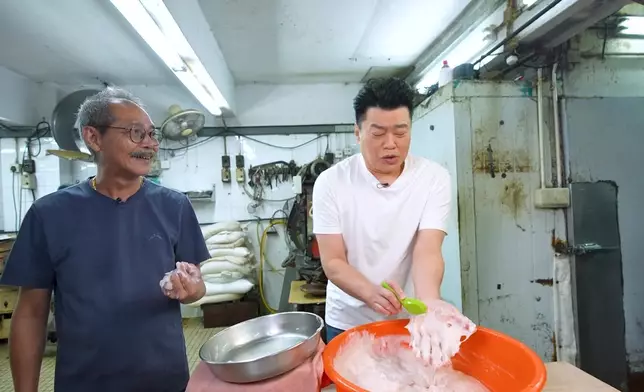 祥師兄體驗手擠魚蛋，凍到嗌救命。