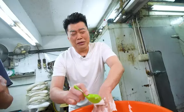 祥師兄體驗手擠魚蛋，凍到嗌救命。