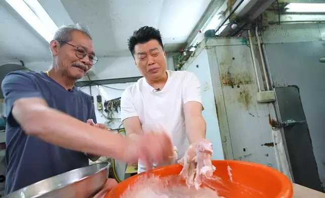 祥師兄體驗手擠魚蛋，凍到嗌救命。