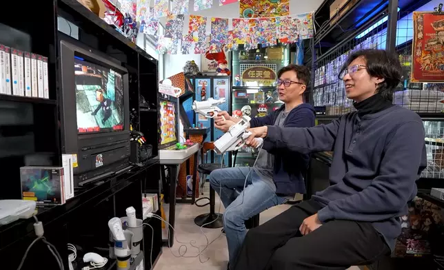 兩位發燒打機友喺石門打造懷舊遊戲機舖。