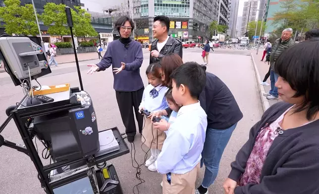 帶住「流動電視打機車」殺落街頭，同大人小朋友一齊打機。