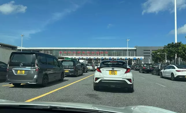 港珠澳大橋珠海往港澳方向下午出現「極度高峰」，車龍超500米，候檢時長超過40分鐘。FB港車北上分享群圖片