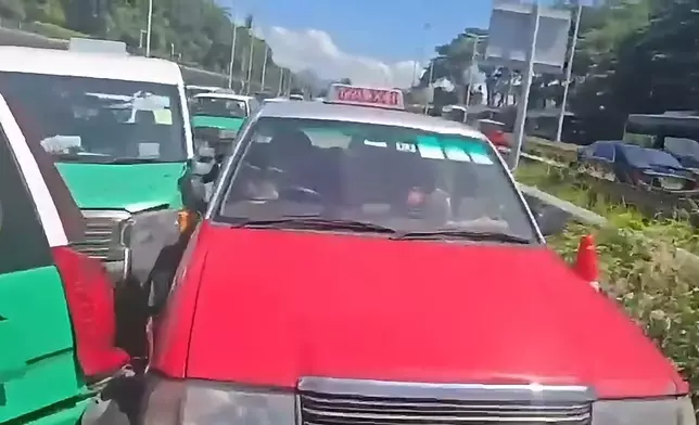 深圳灣公路大橋4車相撞，至少四人受傷。馬路的事 (即時交通資訊台)FB群組視頻截圖