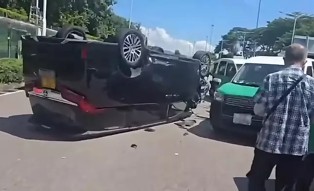 深圳灣公路大橋4車相撞，至少四人受傷。馬路的事 (即時交通資訊台)FB群組視頻截圖