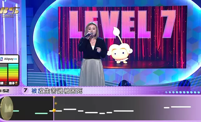 李佳唱《忍》由「黃」到「紅」，隊友梁浩賢與劉威煌舉晒手打氣。