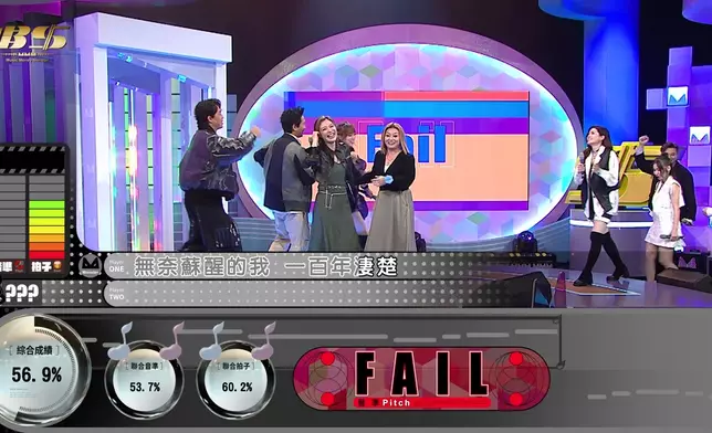 龍婷與李佳戰戰兢兢唱《睡公主》，雖然失敗但勝出遊戲，唱完後龍婷一額汗。