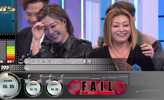 龍婷與李佳戰戰兢兢唱《睡公主》，雖然失敗但勝出遊戲，唱完後龍婷一額汗。